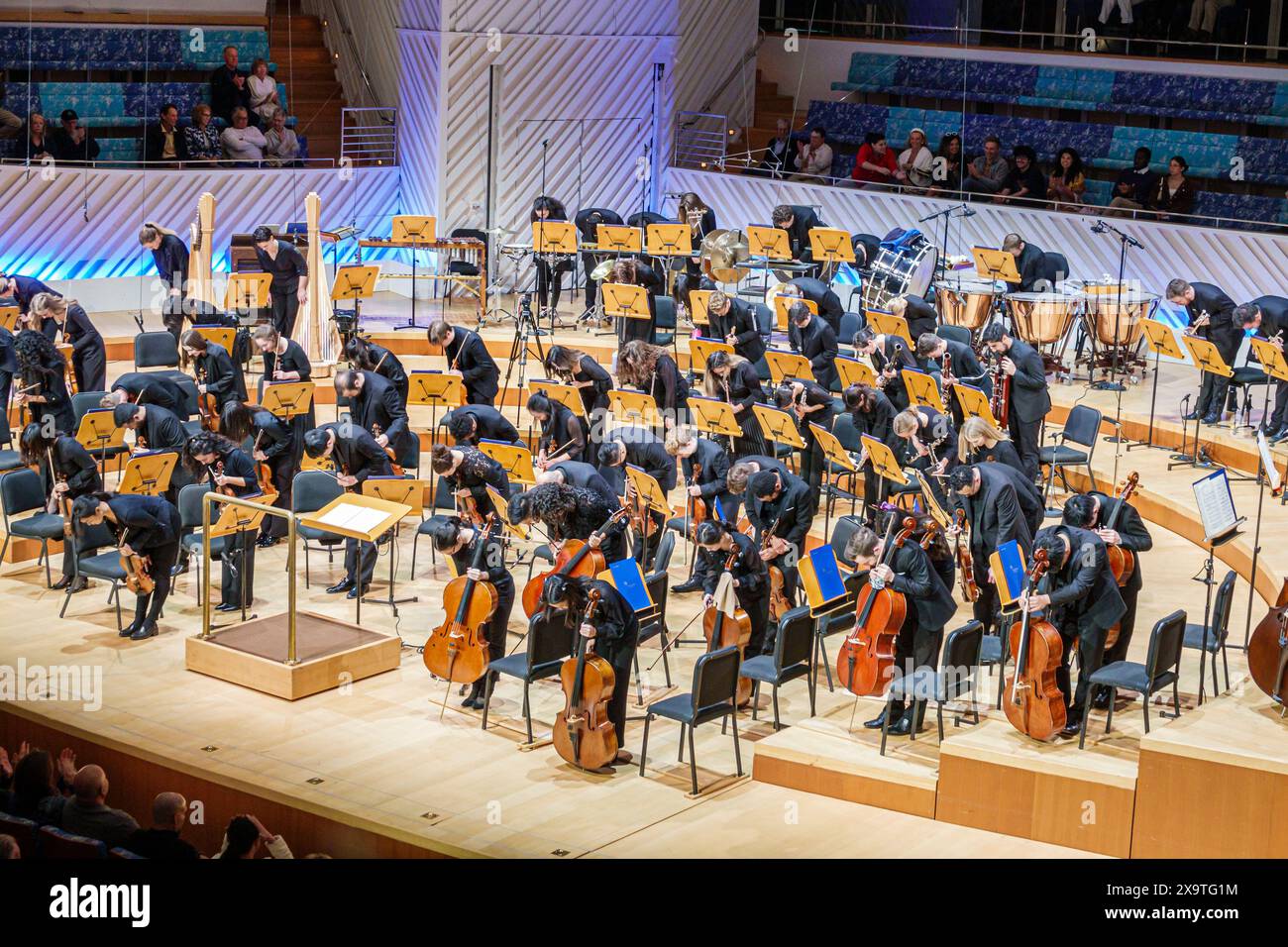 Miami Beach, Florida, New World Symphony NWS Center, architetto Frank Gehry, interni interni interni, uomo uomo uomo, donna donna donna donna, adulto Foto Stock