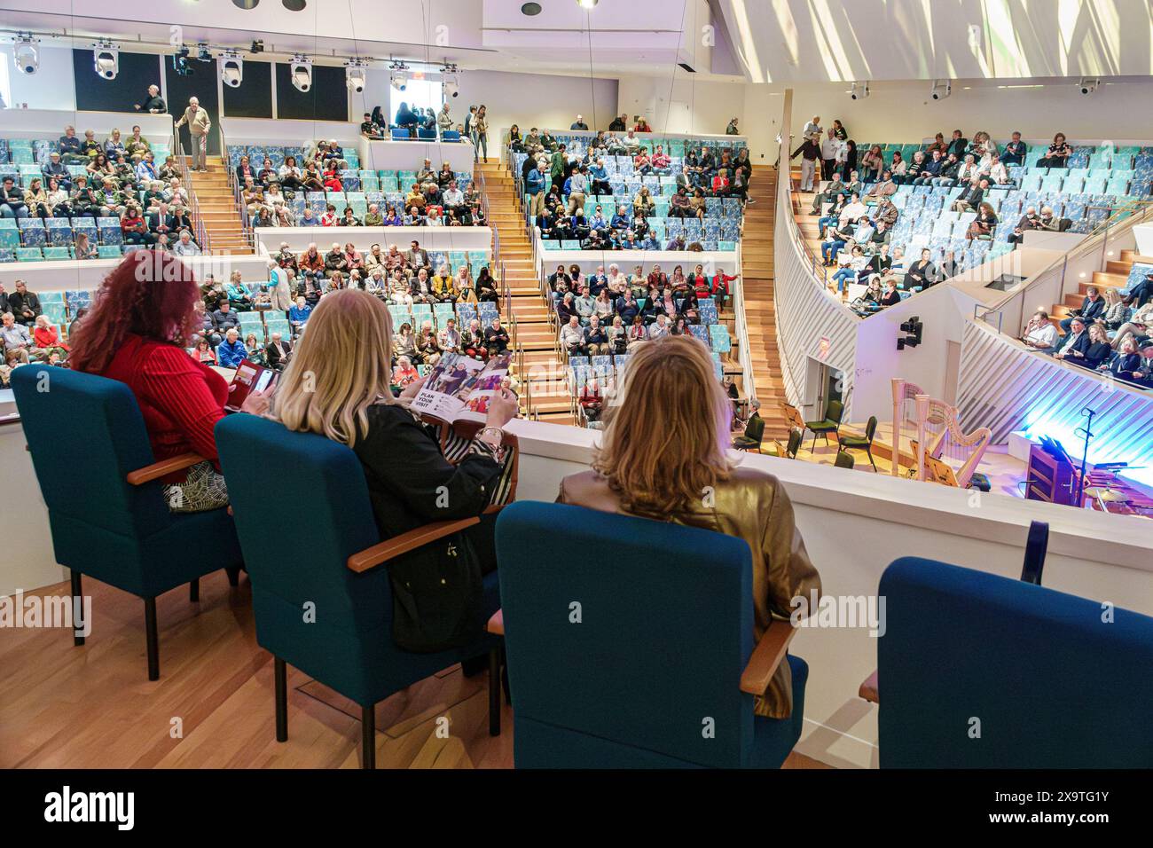 Miami Beach, Florida, New World Symphony NWS Center, architetto Frank Gehry, interni interni, uomini anziani uomini, donne donne donna donna donna, adu Foto Stock