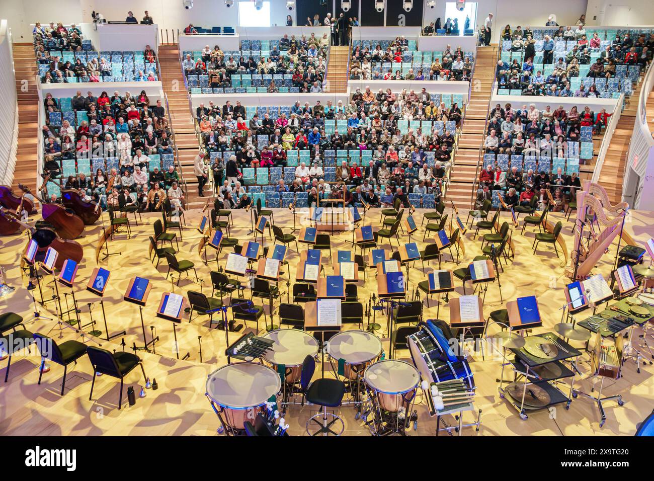 Miami Beach, Florida, New World Symphony NWS Center, architetto Frank Gehry, interni interni, uomini anziani uomini, donne donne donna donna donna, adu Foto Stock