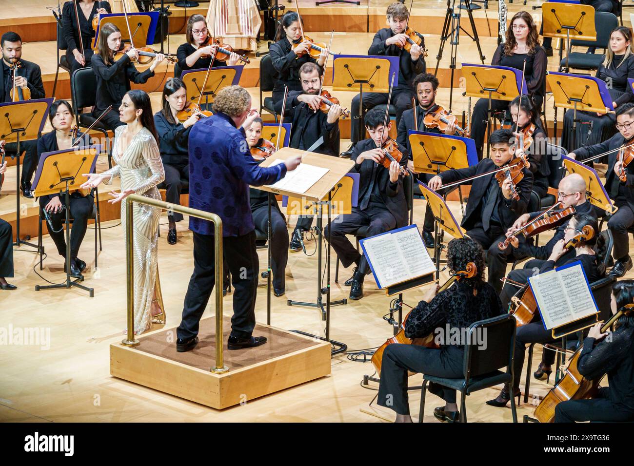 Miami Beach, Florida, centro New World Symphony NWS Center, architetto Frank Gehry, interni interni, Isabel Leonard mezzosoprano solista Foto Stock