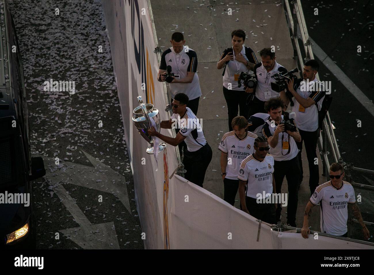 Madrid, Spagna. 2 giugno 2024. Jude Bellingham, calciatore del Real Madrid, solleva la Coppa dei campioni durante la celebrazione della sua 15a Coppa dei campioni. Nella Plaza de Cibeles di Madrid. Il Real Madrid First Team ha festeggiato con i suoi tifosi alla Goddess Cybele, come è tradizione, il raggiungimento della sua 15° Coppa Europa. (Foto di David Canales/SOPA Images/Sipa USA) credito: SIPA USA/Alamy Live News Foto Stock