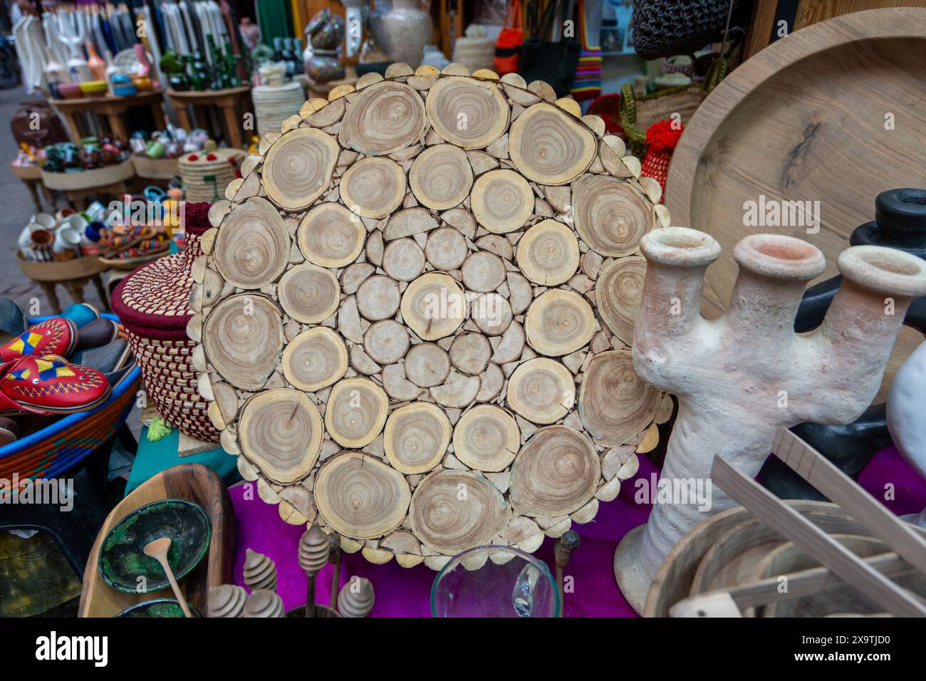 Jemaa el-Fnaa, Marrakech, Marocco - 18 marzo 2024: Vivace esposizione di artigianato tradizionale marocchino, tra cui ceramiche, cesti intrecciati e vasi in legno Foto Stock