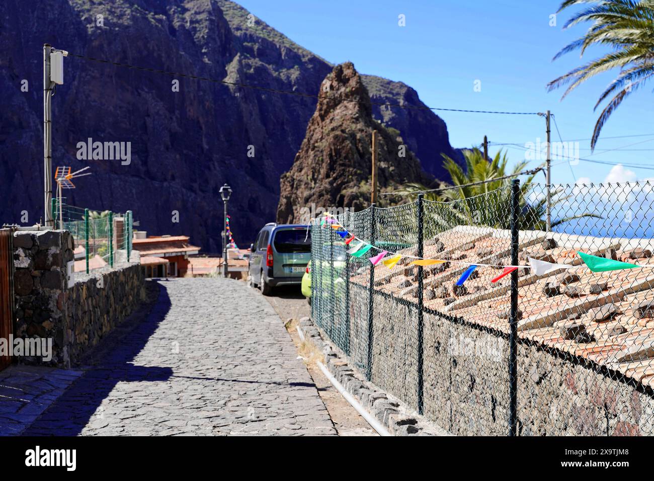 Villaggio di montagna Masca, Gola di Masca, Montagne Montana Teno, Tenerife, Isole Canarie, Spagna, Europa, strada di montagna lastricata fiancheggiata da case e a Foto Stock