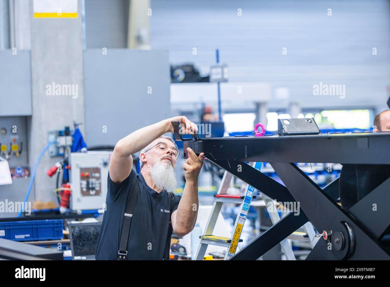 Il ministro Michael Kretschmer ha visitato TRUMPF Sachsen se a Neukirch. L'azienda è uno dei leader del mercato internazionale e della tecnologia Foto Stock