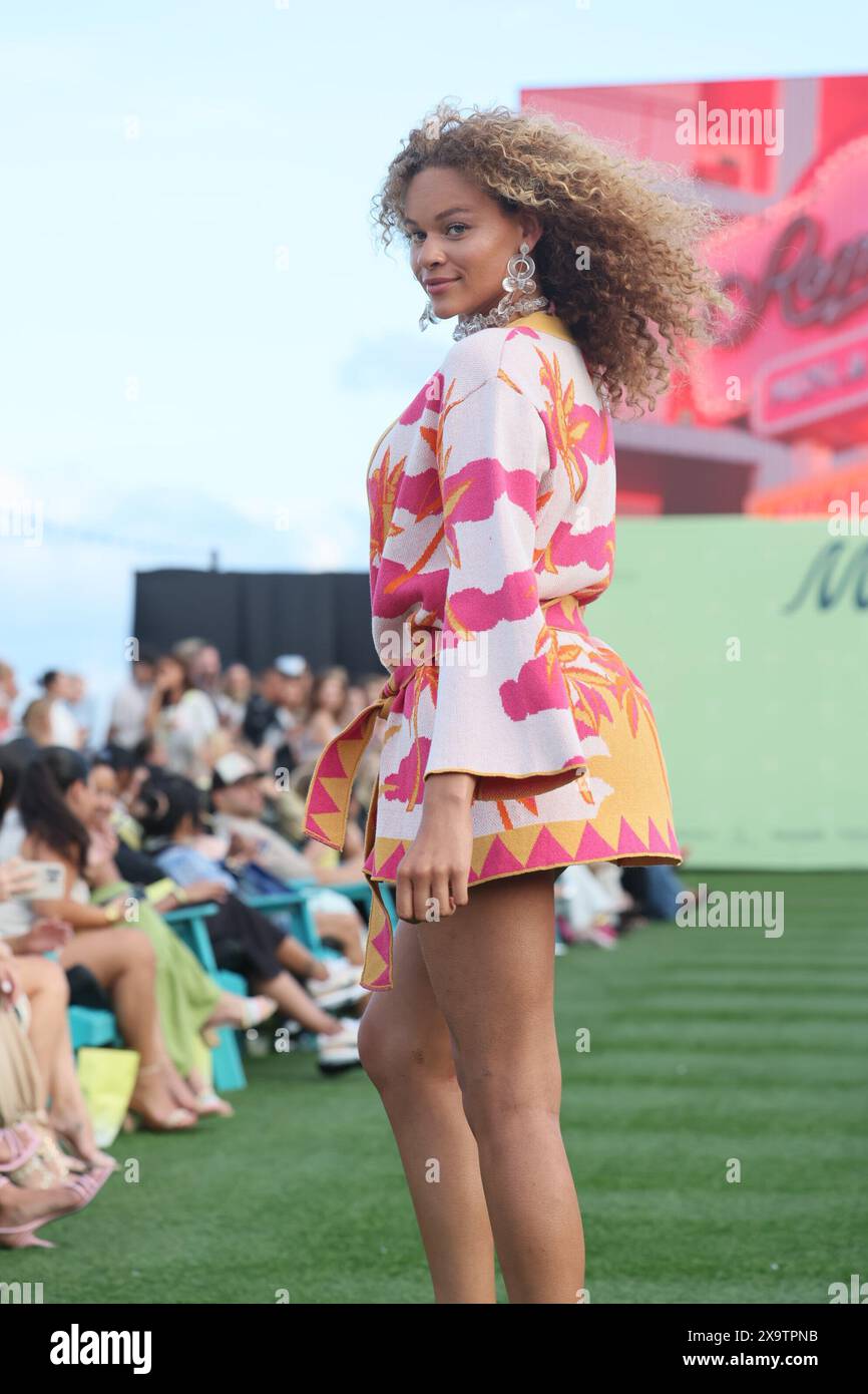 MIAMI BEACH, FLORIDA - 2 GIUGNO: Una modella cammina sulla pista per Maaji durante la Paraiso Miami Swim Week alla Palm House il 2 giugno 2024 a Miami Beach, Florida. Persone: Modello di credito: Storms Media Group/Alamy Live News Foto Stock