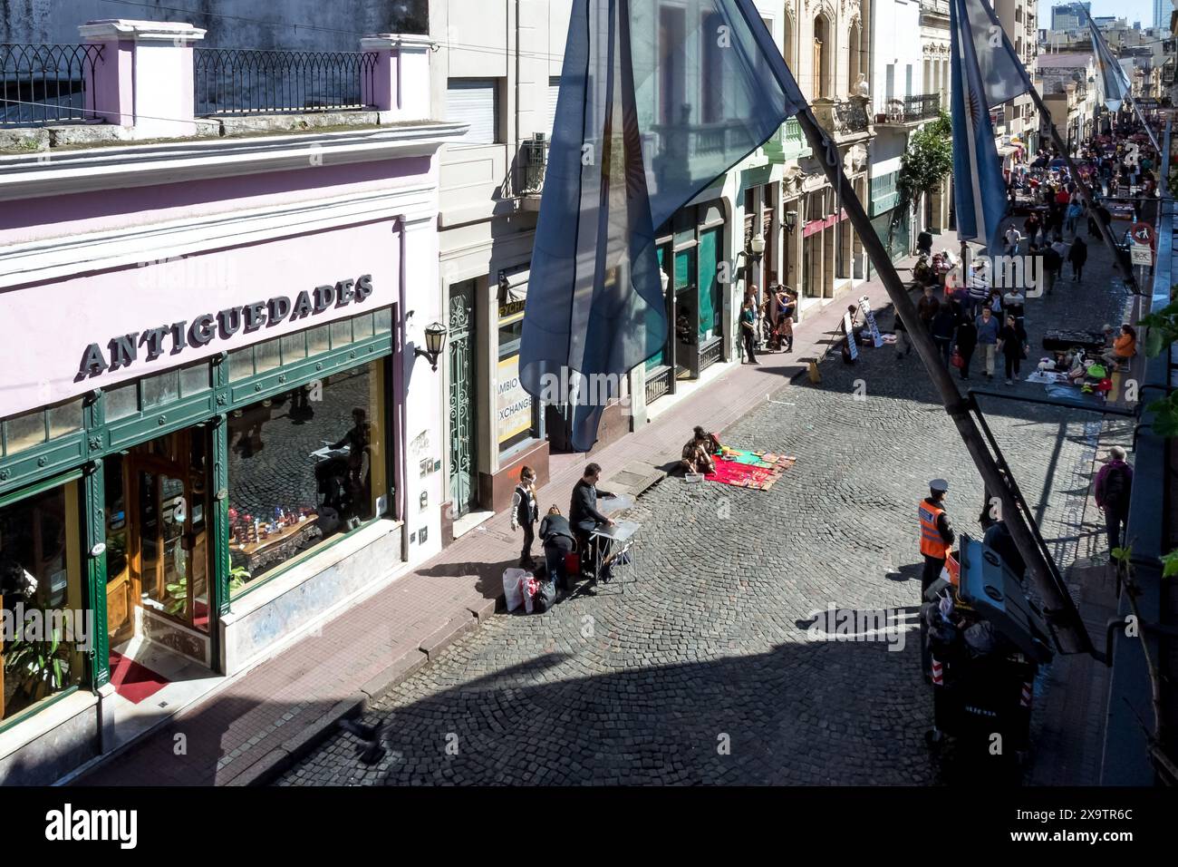 Vista del mercato delle pulci all'aperto di San Telmo a Buenos Aires, Argentina. Foto Stock