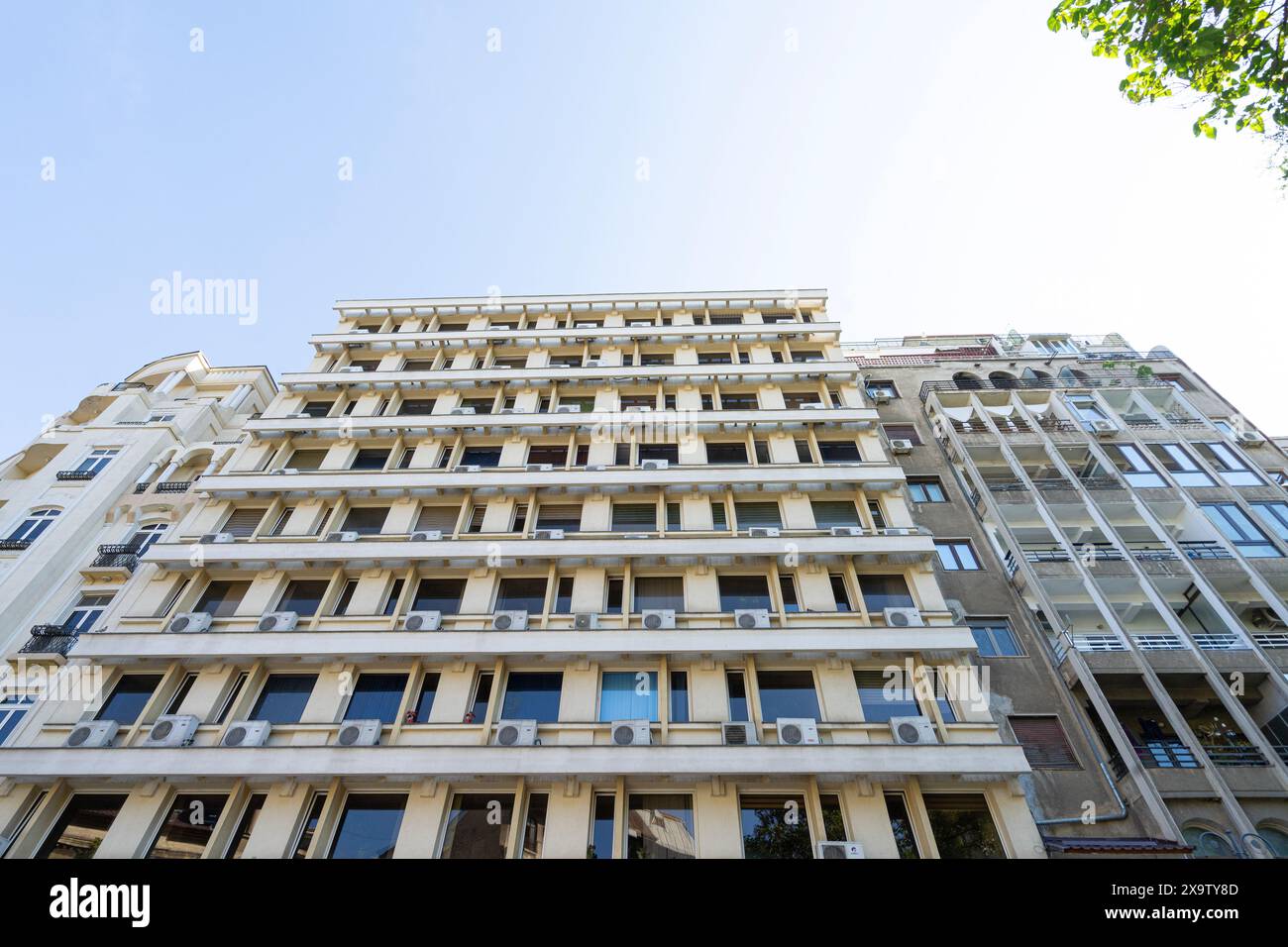 Bucarest, Romania. 25 maggio 2024. i condizionatori d'aria sui balconi di un edificio nel centro della città Foto Stock