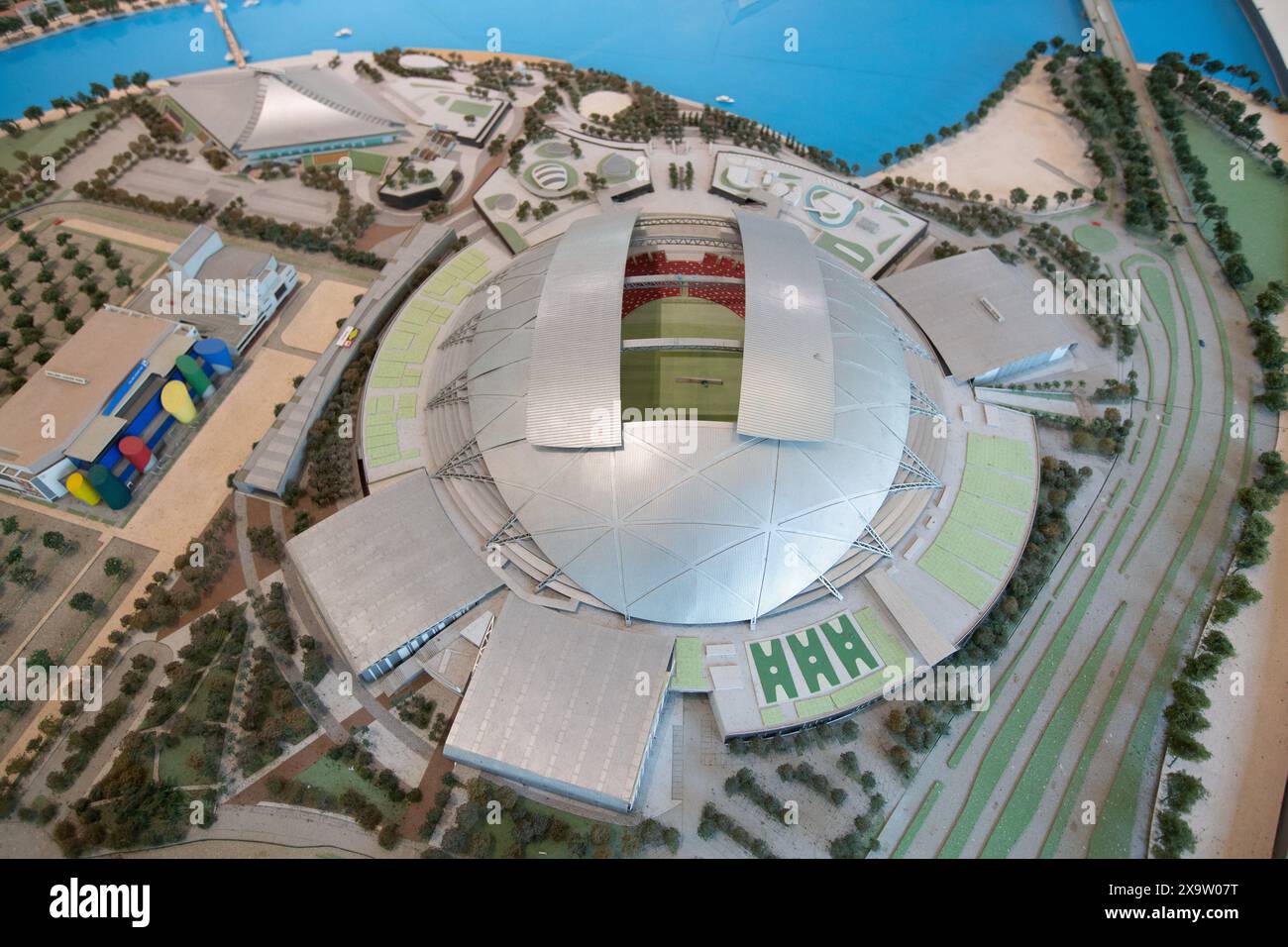Vista verticale dall'alto verso il basso del modello di sabbia 3D del Singapore Sports Hub. 2024. Foto Stock