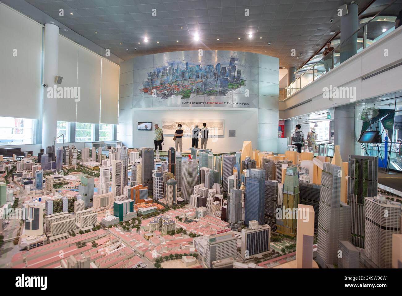 Persone che visualizzano il modello 3D dell'infrastruttura di Singapore alla Singapore City Gallery. Singapore. 2024. Foto Stock