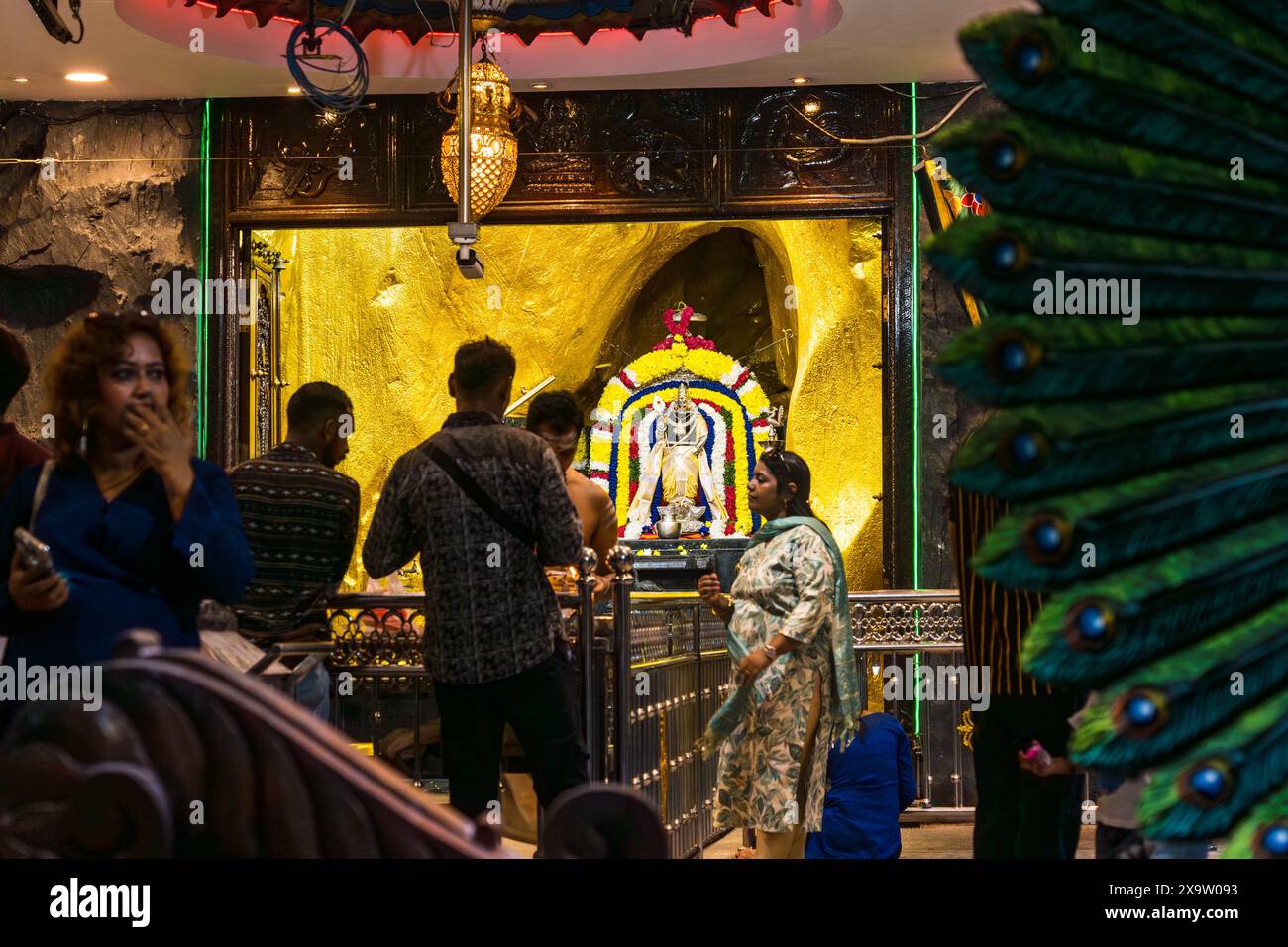 Kuala Lumpur, Malesia - 15 maggio 2024: Tempio di Swamy Sri Subramaniar con statua all'interno delle grotte di Batu Foto Stock