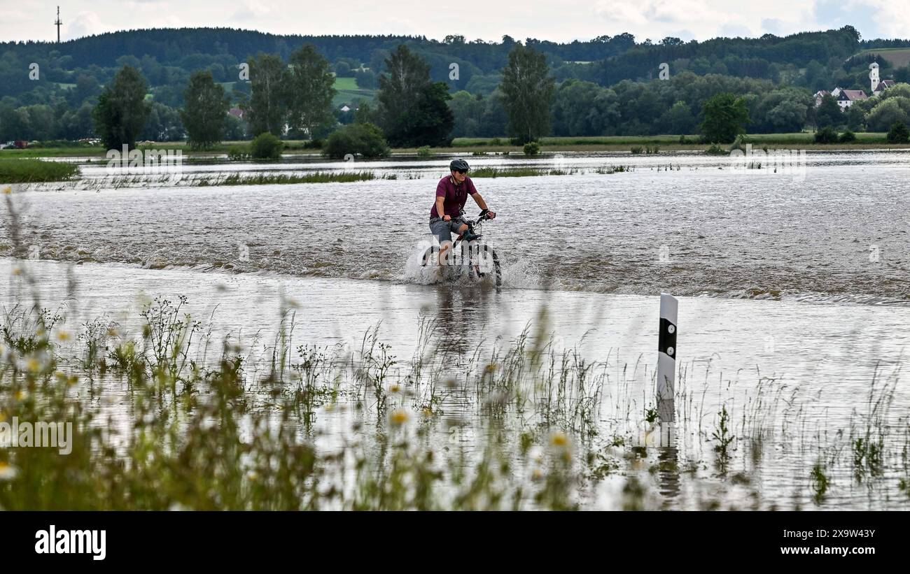 GER, Hochwasser im Lkr. Günzburg / 02.06.2024, B300, Thannhausen, GER, Hochwasser im Lkr. Günzburg, im Bild ein Radfahrer faehrt auf der ueberfluteten B300 *** GER, inondazione nel distretto di Günzburg 02 06 2024, B300, Thannhausen, GER, inondazione nel distretto di Günzburg, nella foto un ciclista cavalca sulla B300 inondata nordphoto GmbHxHafner nph00200 Foto Stock