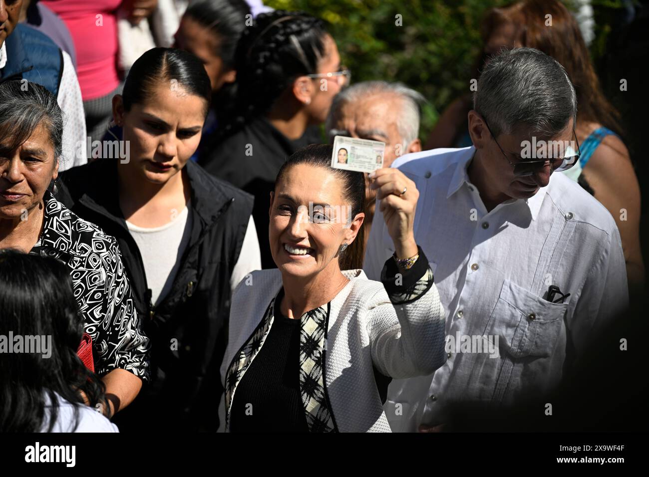 (240603) -- CITTÀ DEL MESSICO, 3 giugno 2024 (Xinhua) -- Claudia Sheinbaum mostra la sua carta elettorale in una stazione elettorale a città del Messico, Messico, 2 giugno 2024. La scienziata climatica messicana ed ex sindaco di città del Messico Claudia Sheinbaum ha celebrato la sua vittoria alle elezioni presidenziali di domenica in qualità di candidata della coalizione Let's Continue Making History. Sheinbaum ha tenuto un discorso di accettazione nelle prime ore di lunedì mattina dopo che l'Istituto elettorale Nazionale ha emesso i risultati del suo rapido conteggio. I risultati preliminari hanno dimostrato che ha vinto con tra il 58,3% e il 60,7% dei voti. (Xinhu Foto Stock