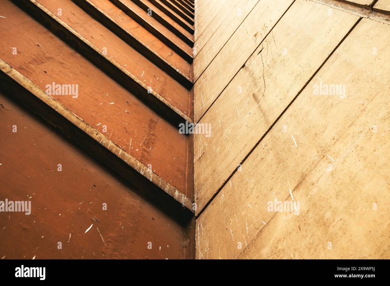 Vista ad angolo basso di un vecchio edificio in cemento realizzato in uno stile architettonico brutalista, con una messa a fuoco selettiva Foto Stock