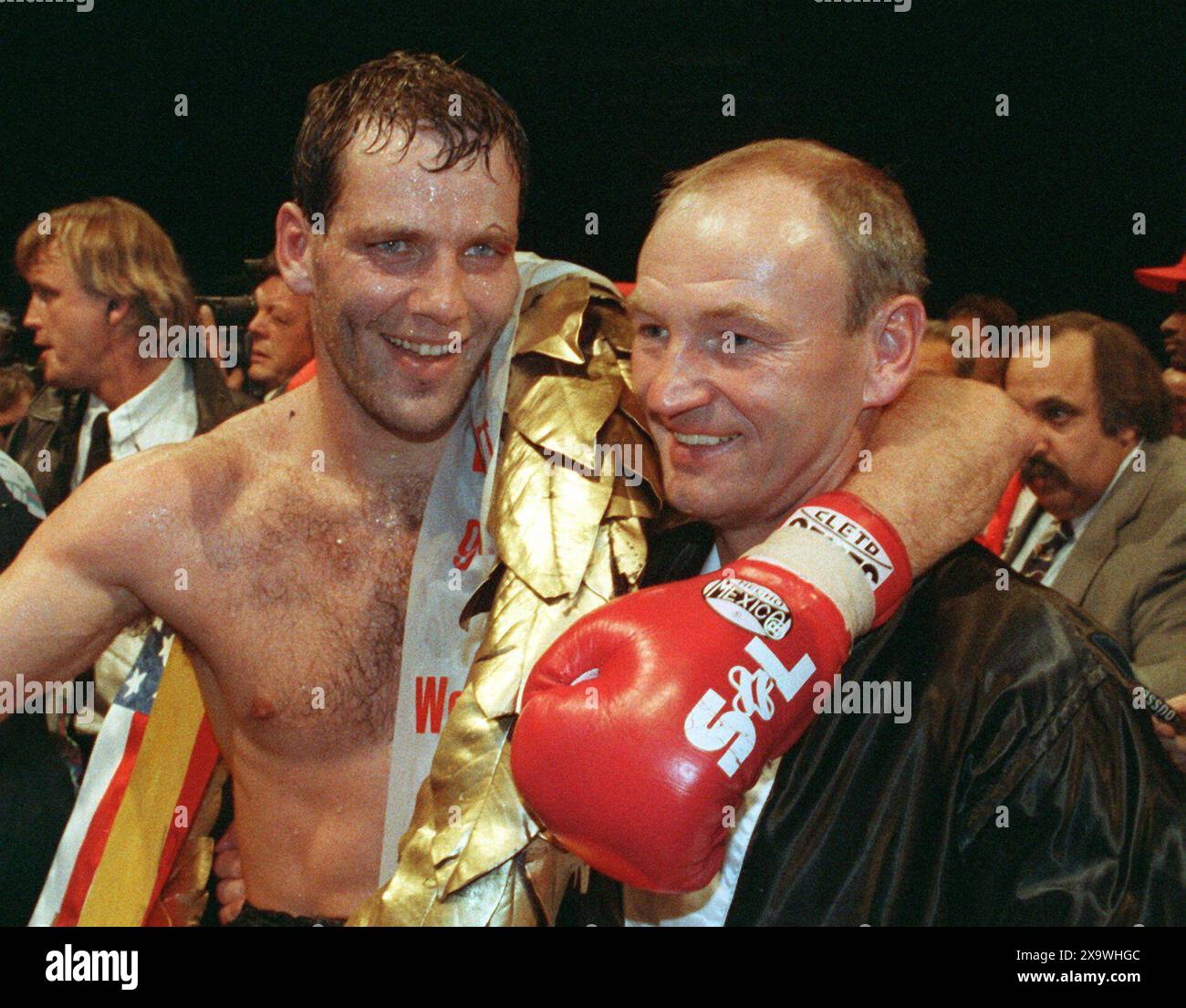 ARCHIVIATO - 27 settembre 1993, Renania settentrionale-Vestfalia, Duesseldorf: Il campione del mondo di pugilato Henry Maske (l) e il suo ex allenatore Manfred Wolke ridono alla cerimonia di premiazione. Il campione dei pesi mediomassimi di Francoforte/Oder aveva difeso con successo il titolo che aveva vinto il 20 marzo 1993 per la prima volta in un incontro di dodici round contro lo sfidante americano Hembrick nella Philipshalle di Düsseldorf. L'ex allenatore di successo di Henry Maske è morto mercoledì scorso all'età di 81 anni dopo una lunga e grave malattia nella sua città natale, Francoforte/Oder, come Maske ha confermato all'agenzia di stampa tedesca il lunedì Foto Stock