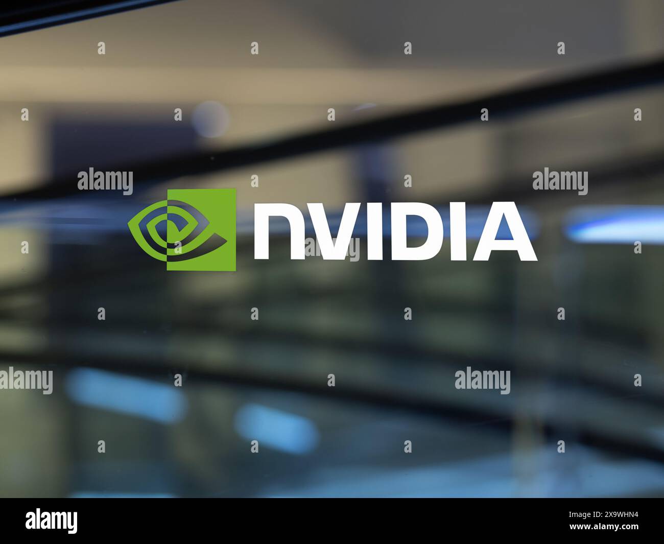 Logo NVIDIA su una finestra nella hall. Foto Stock