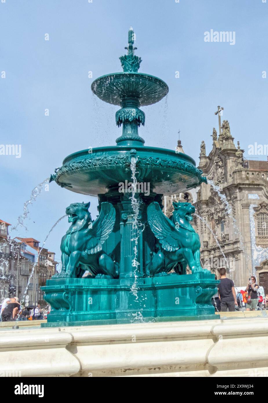 PORTO, PORTOGALLO - 24 APRILE 2024: Punto d'incontro per il tour della Fontana dei Leoni nel centro di Porto, Portogallo. Foto Stock