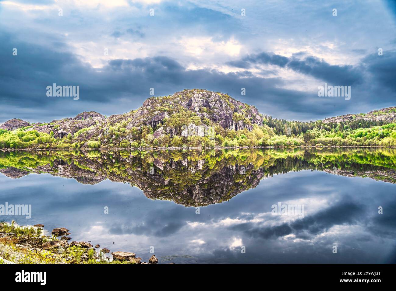 Lago specchio cristallino vicino a Egersund in Norvegia Foto Stock