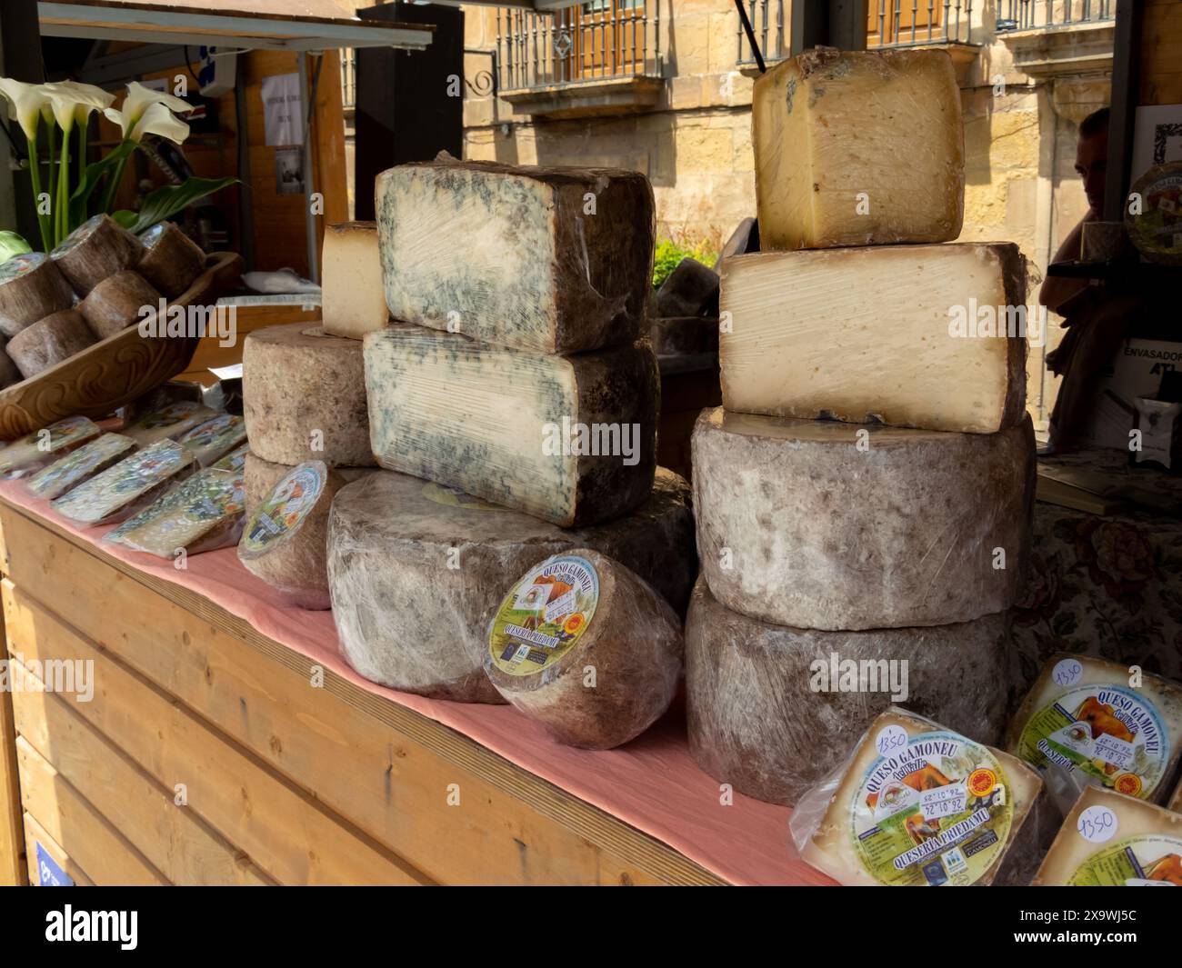 OVIEDO, SPAGNA - 10 MAGGIO 2024: Formaggio vaccino crudo Gamoneu o Gamonedo a forma intera e tagliata nella giornata della Fiera dell'Ascensione a Oviedo, Asturie, Spagna Foto Stock