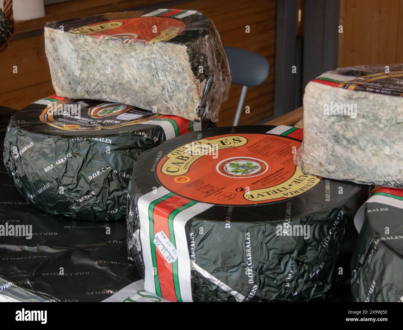 OVIEDO, SPAGNA - 10 MAGGIO 2024: Cabrales latte crudo formaggio sagomato, forme intere e tagliate nella giornata della Fiera dell'Ascensione a Oviedo, Asturie, Spagna. Queso Foto Stock