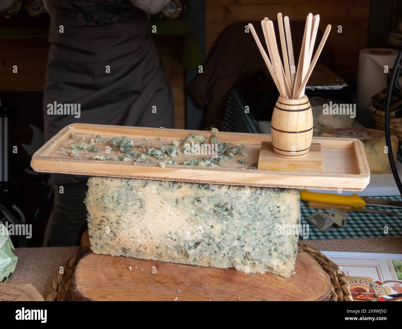 OVIEDO, SPAGNA - 10 MAGGIO 2024: Degustazione di Cabrales latte crudo, muffa blu con bastoncini di legno nella giornata della Fiera dell'Ascensione a Oviedo, Asturie, Spagna Foto Stock