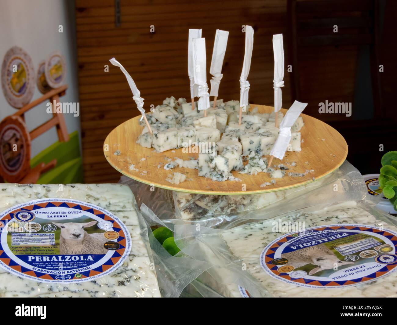 OVIEDO, SPAGNA - 10 MAGGIO 2024: Degustazione di formaggio di pecora di Peralzola con bastoncini di legno nella giornata della Fiera dell'Ascensione a Oviedo, Asturie, Spagna. Foto Stock