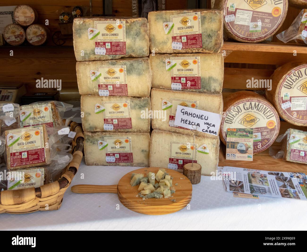 OVIEDO, SPAGNA - 10 MAGGIO 2024: Formaggio artigianale Gamoneu o Gamonedo a base di latte vaccino e caprino non pastorizzato nella giornata della Fiera dell'Ascensione a Oviedo, Astu Foto Stock