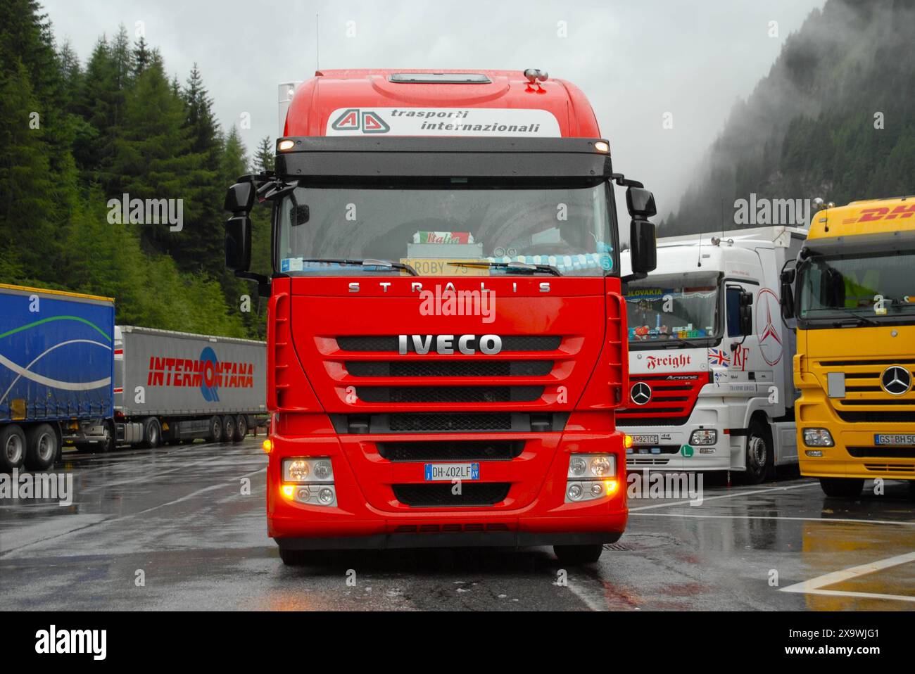 Iveco Stralis - LKW mit italienischer Zulassung auf einem Autobahn-Rastplatz an der Brenner-Autobahn *** Iveco Stralis con immatricolazione italiana in un'area di sosta autostradale sull'autostrada del Brennero Foto Stock