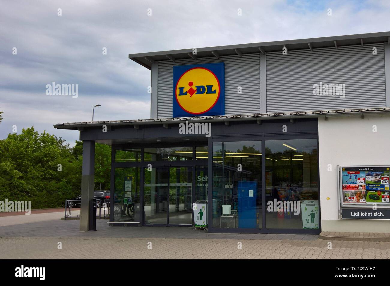 Lidl Discounter - filiale. Unter dem Namen Lidl werden insgesamt über 12200 Filialen in Europa und den USA betrieben. Nach Anzahl der Filialen ist Lidl der grösste Discounter-Konzern der Welt. Die Filialen in Deutschland werden von der LD-Stiftung mit Sitz a Bad Wimpfen betrieben. Die anderen Filialen in Europa und den USA betreibt die Lidl Stiftung und Co KG mit Sitz a Neckarsulm. Beide Schwesterunternehmen sind Teil der Schwarz-Gruppe, zu der auch Kaufland als Lebensmittel-Vollsortimenter gehört *** il discount Lidl gestisce un totale di oltre 12.200 negozi in Europa e negli Stati Uniti, maki Foto Stock