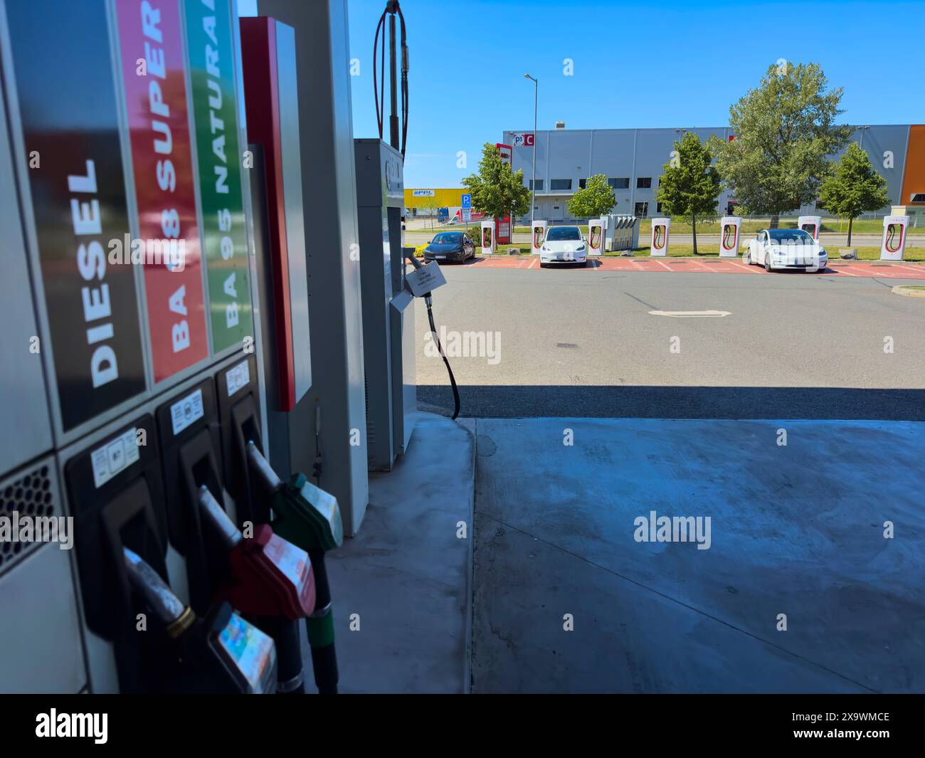 Auto elettriche Tesla presso una centrale elettrica Tesla Super Charger presso una stazione di servizio autostradale a Olomouc, Olmuetz, Cechia, 12 maggio 2024. Fotografo: Immagini ddp/immagini a stella Foto Stock