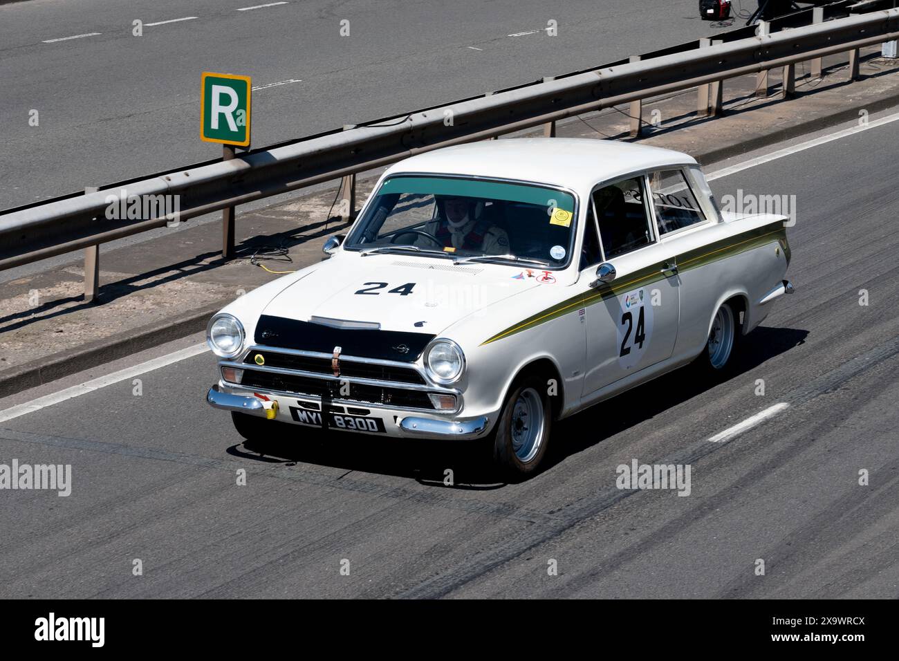 Lotus Cortina sul circuito Sprint. Coventry Motofest 2024, West Midlands, Regno Unito Foto Stock