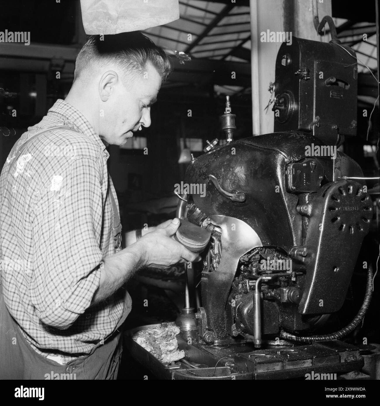 Effettivo 06- 1945: Fabbrica di scarpe di Salomon. La fabbrica di scarpe di Salomon. Subito dopo la guerra c'era una grande carenza di calzature, e anche una carenza di materie prime per la produzione di scarpe. Si utilizzano ancora pelli di pesce, strisce di carta e suole di legno. Qui ci sono scarpe a strisce di carta, stivali con fondo in legno e scarpe in pelle di pesce. Infine, la scarpa è arrivata così lontano che è pronta per l'ispezione della suola. La macchina solida non ha l'aspetto di una normale macchina da cucire, ma si cucisce rapidamente e con precisione lungo i bordi della suola. FOTO: Th. Skotaam / CURRENT / NTB ***la foto non è stata elaborata*** Foto Stock