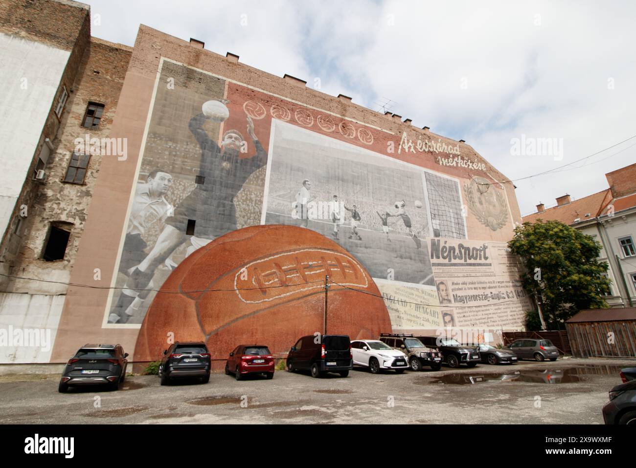 Un murale intitolato "6:3" raffigura la vittoria dell'Aranycsapat ("squadra d'oro") sull'Inghilterra a Wembley nel novembre 1953. La “partita del secolo” è stata la prima sconfitta casalinga per l’Inghilterra di qualsiasi parte continentale, e fu per molti versi uno spartiacque per il calcio inglese, tatticamente, soprattutto quando sei mesi dopo, in una partita di ritorno a Budapest, la squadra d'oro inviò una squadra inglese con Billy Wright e Tom Finney 7-1 davanti a circa 100.000 persone. Foto Stock