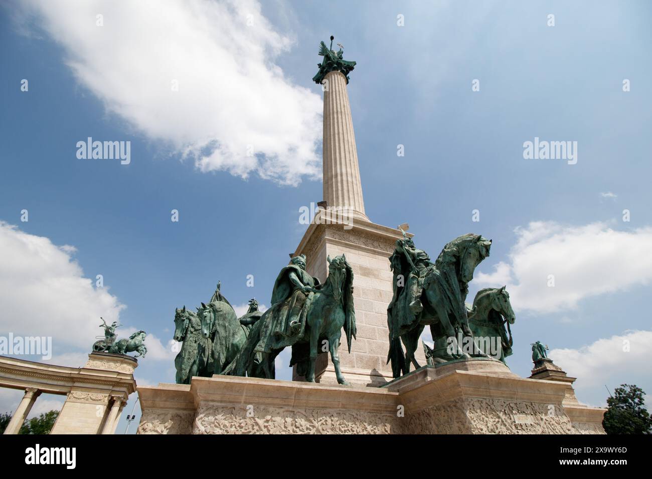 Statue in Piazza degli Eroi, Budapest. Hősök tere (ungherese: [ˈhøːʃøk ˈtɛrɛ]; lit. "Piazza degli eroi") è una delle piazze principali di Budapest, in Ungheria, nota per il suo iconico Monumento al Millennio con statue raffiguranti i sette capi dei magiari e altri importanti leader nazionali ungheresi, nonché la pietra commemorativa degli eroi, spesso erroneamente indicata come la Tomba del Milite Ignoto. La piazza si trova alla fine del viale Andrássy, vicino al parco cittadino (Városliget). Ospita il Museo di Belle Arti e il Palazzo d'Arte (Műcsarnok). Foto Stock