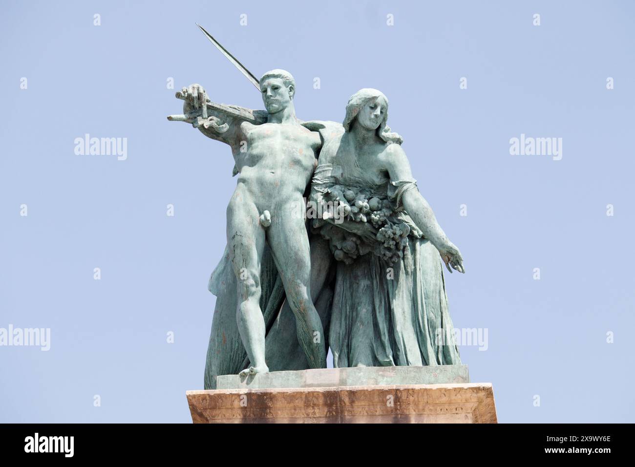 Statue in Piazza degli Eroi, Budapest. Hősök tere (ungherese: [ˈhøːʃøk ˈtɛrɛ]; lit. "Piazza degli eroi") è una delle piazze principali di Budapest, in Ungheria, nota per il suo iconico Monumento al Millennio con statue raffiguranti i sette capi dei magiari e altri importanti leader nazionali ungheresi, nonché la pietra commemorativa degli eroi, spesso erroneamente indicata come la Tomba del Milite Ignoto. La piazza si trova alla fine del viale Andrássy, vicino al parco cittadino (Városliget). Ospita il Museo di Belle Arti e il Palazzo d'Arte (Műcsarnok). Foto Stock