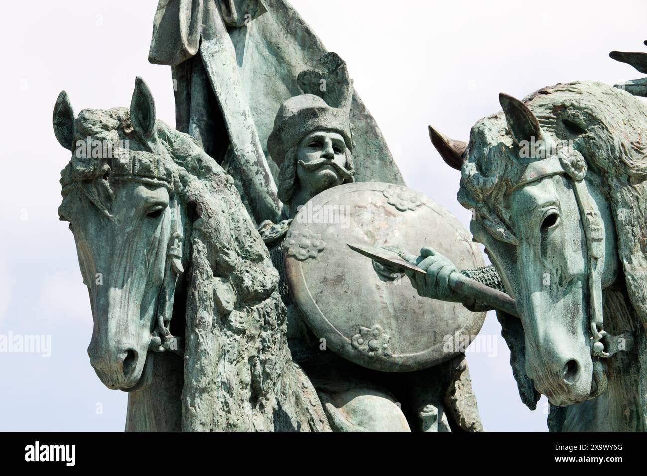 Statue in Piazza degli Eroi, Budapest. Hősök tere (ungherese: [ˈhøːʃøk ˈtɛrɛ]; lit. "Piazza degli eroi") è una delle piazze principali di Budapest, in Ungheria, nota per il suo iconico Monumento al Millennio con statue raffiguranti i sette capi dei magiari e altri importanti leader nazionali ungheresi, nonché la pietra commemorativa degli eroi, spesso erroneamente indicata come la Tomba del Milite Ignoto. La piazza si trova alla fine del viale Andrássy, vicino al parco cittadino (Városliget). Ospita il Museo di Belle Arti e il Palazzo d'Arte (Műcsarnok). Foto Stock