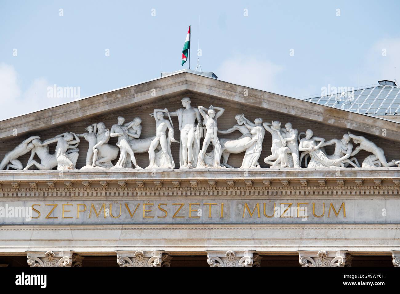 La facciata del museo a Hősök tere (ungherese: [ˈhøːʃøk ˈtɛrɛ]; lit. "Piazza degli eroi") è una delle piazze principali di Budapest, in Ungheria, nota per il suo iconico Monumento al Millennio con statue raffiguranti i sette capi dei magiari e altri importanti leader nazionali ungheresi, nonché la pietra commemorativa degli eroi, spesso erroneamente indicata come la Tomba del Milite Ignoto. La piazza si trova alla fine del viale Andrássy, vicino al parco cittadino (Városliget). Ospita il Museo di Belle Arti e il Palazzo d'Arte (Műcsarnok). Foto Stock