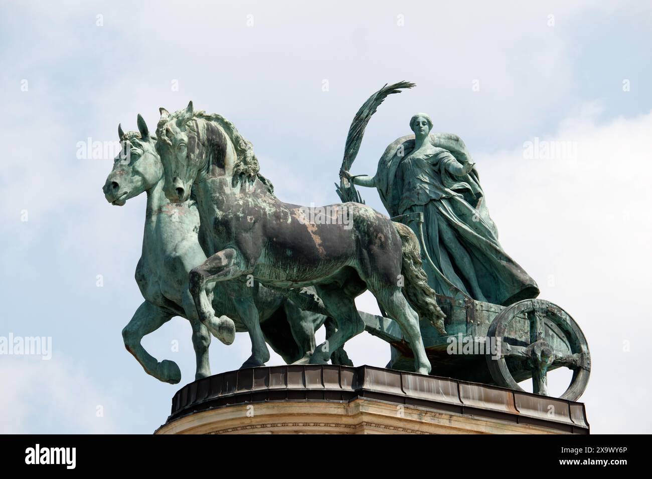 Statue in Piazza degli Eroi, Budapest. Hősök tere (ungherese: [ˈhøːʃøk ˈtɛrɛ]; lit. "Piazza degli eroi") è una delle piazze principali di Budapest, in Ungheria, nota per il suo iconico Monumento al Millennio con statue raffiguranti i sette capi dei magiari e altri importanti leader nazionali ungheresi, nonché la pietra commemorativa degli eroi, spesso erroneamente indicata come la Tomba del Milite Ignoto. La piazza si trova alla fine del viale Andrássy, vicino al parco cittadino (Városliget). Ospita il Museo di Belle Arti e il Palazzo d'Arte (Műcsarnok). Foto Stock
