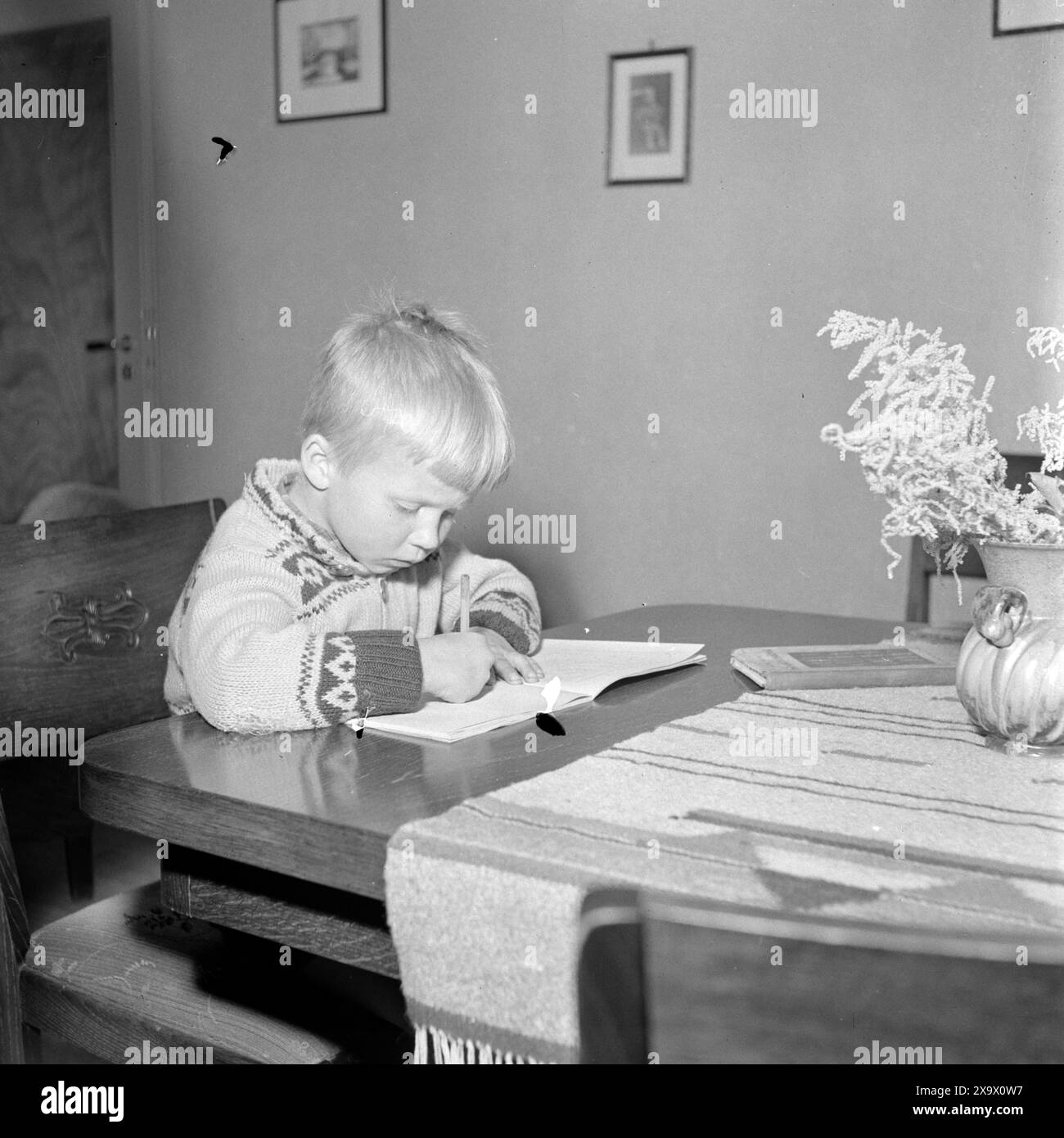 Effettivo 03- 1945: Una famiglia cittadina abbastanza ordinaria. La famiglia Torger Kjus. Bjørn è bravo a disegnare case. E' così triste che sia impossibile ottenere matite colorate e libri da disegno per lui. Foto: Th. Skotaam / Aktuell / NTB ***immagine non elaborata*** Foto Stock