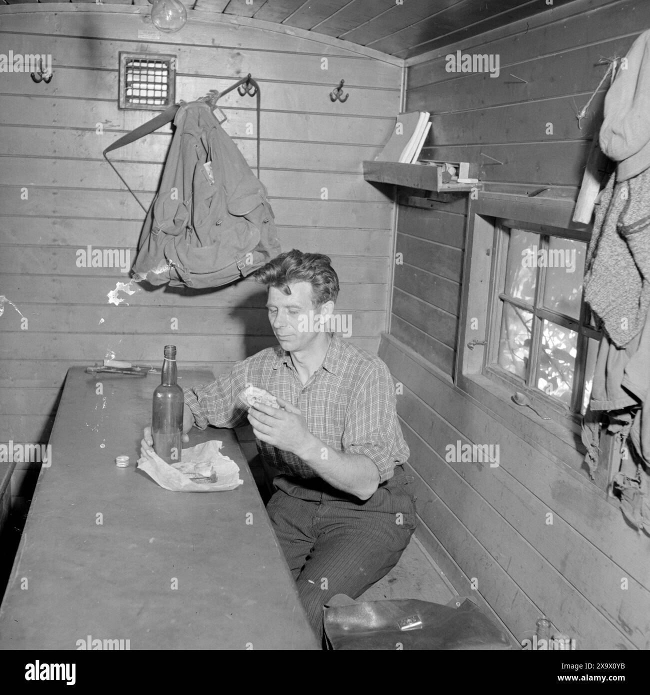 Effettivo 03- 1945: Una famiglia cittadina abbastanza ordinaria. L'operaio edile Torger Kjus fa colazione nella caserma. Il cibo non è così sontuoso. Ci sono panini con torte di aringhe e lui beve il sostituto del caffè con il cibo. Foto: Th. Skotaam / Aktuell / NTB ***immagine non elaborata*** Foto Stock