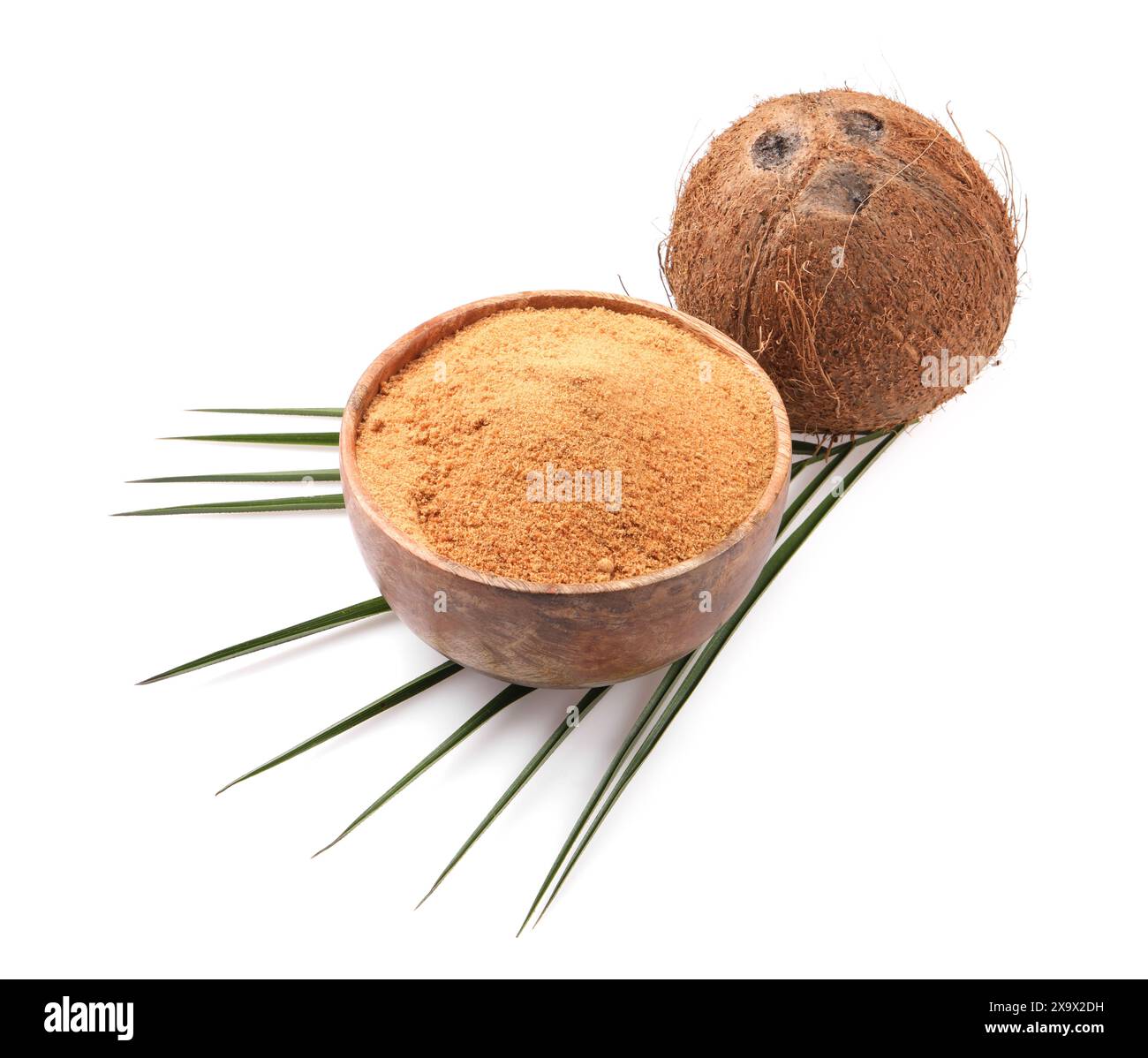Zucchero di cocco nel recipiente, frutta e foglie di palma isolate su bianco Foto Stock