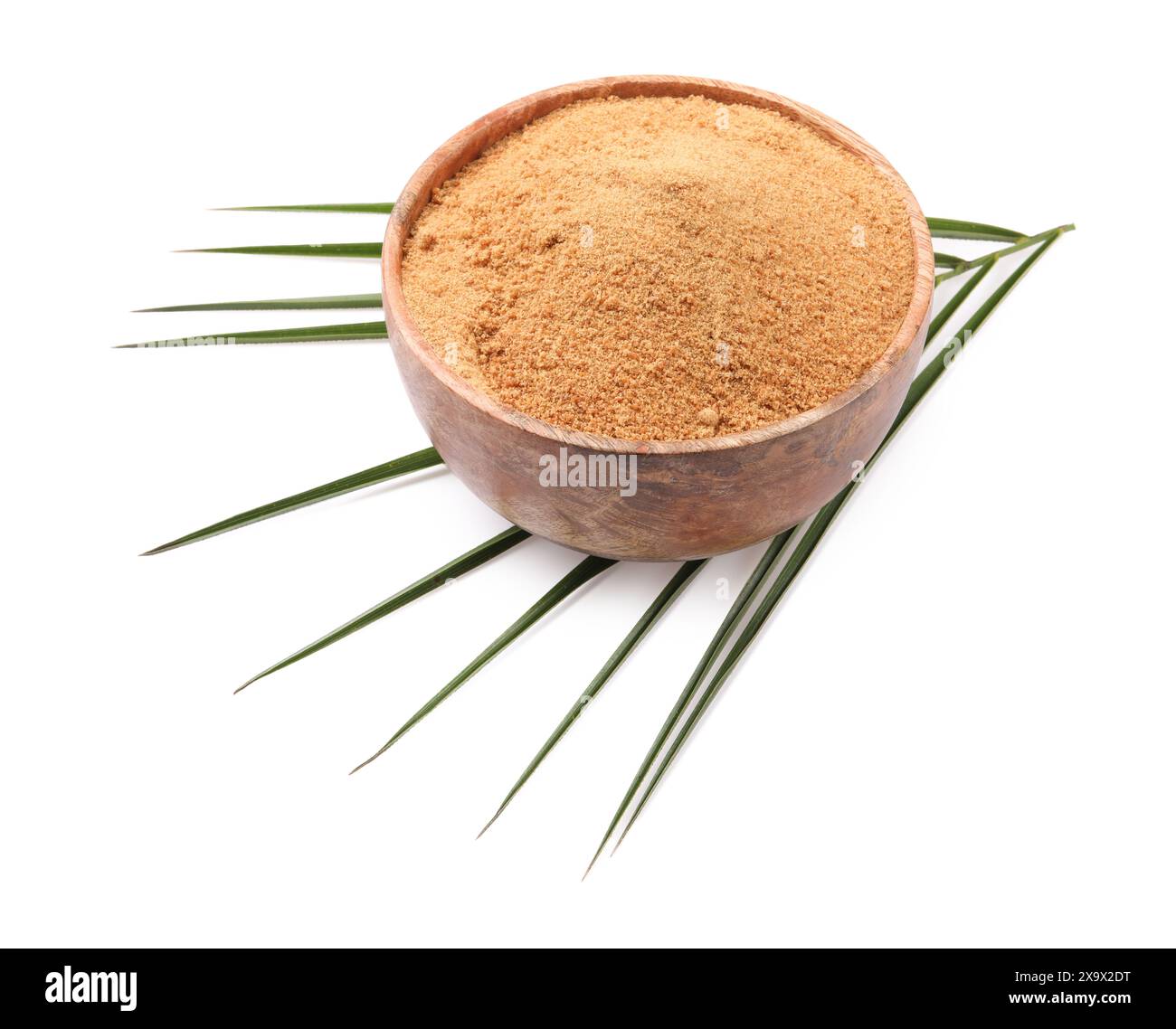 Zucchero di cocco nel recipiente e foglie di palma isolate su bianco Foto Stock