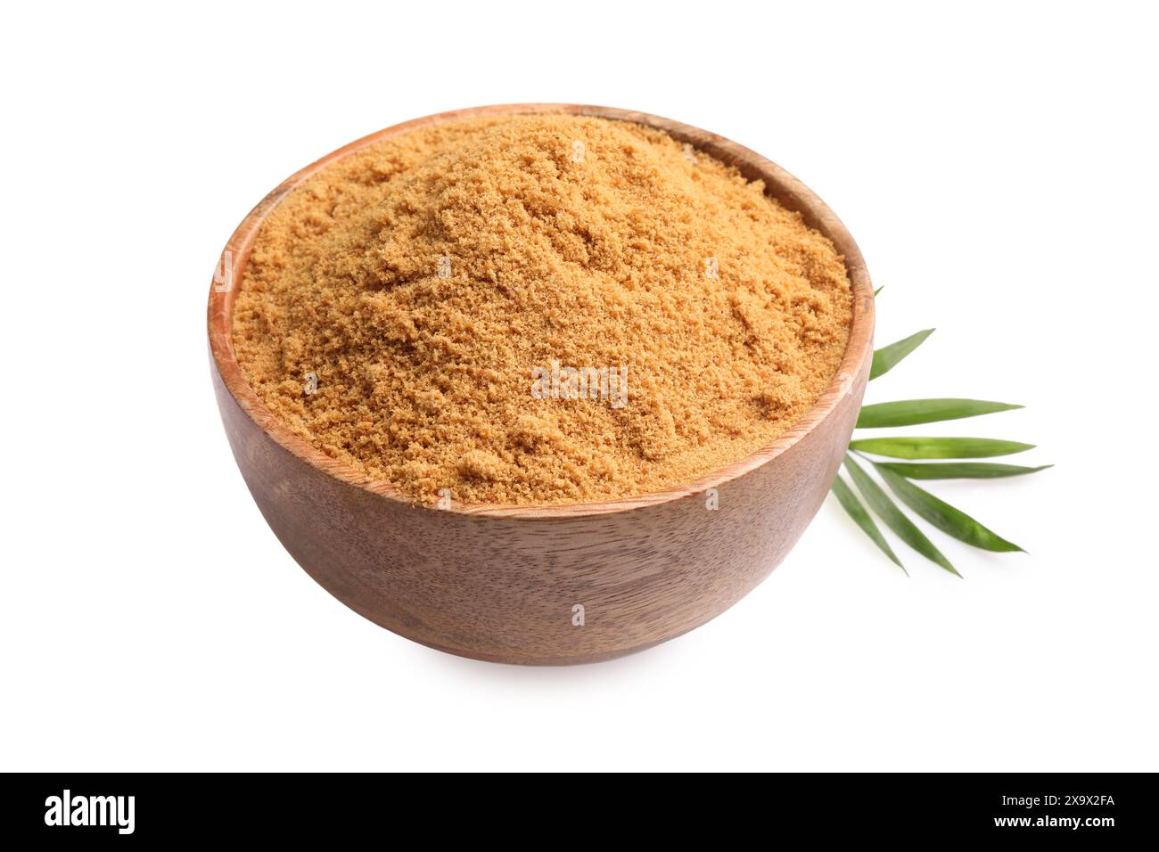 Zucchero di cocco nel recipiente e foglie di palma isolate su bianco Foto Stock