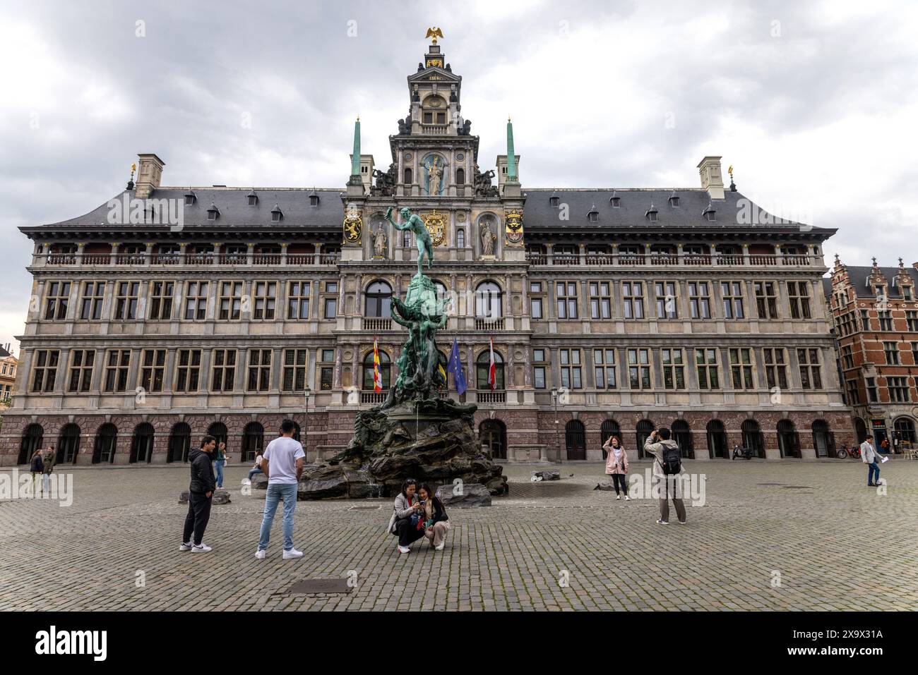 Il municipio e la fontana di Brabo a Grote Markt, Anversa, Fiandre, Belgio Foto Stock