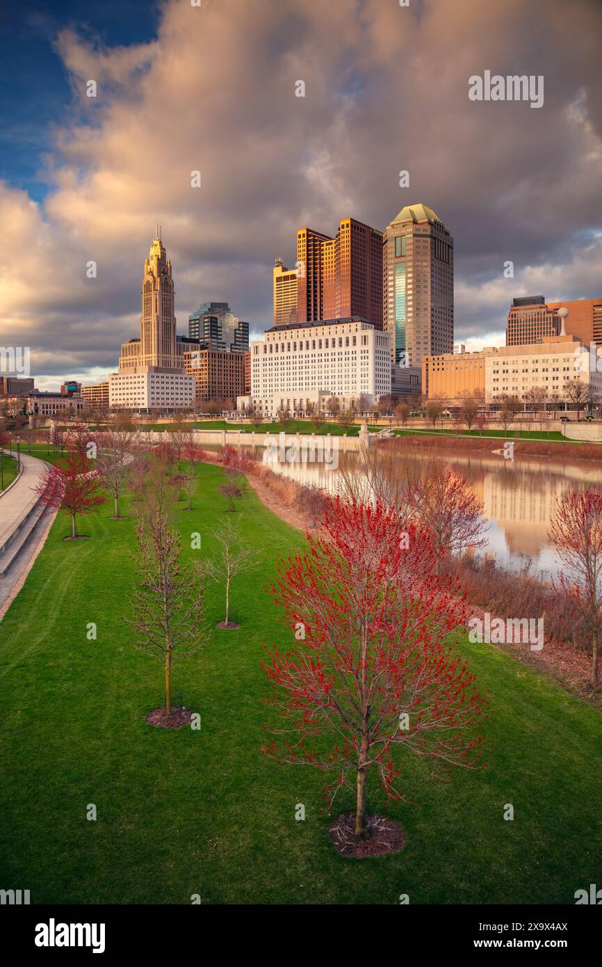 Columbus, Ohio, Stati Uniti. Immagine del paesaggio urbano di Columbus, Ohio, skyline del centro degli Stati Uniti con riflessi della città nel fiume Scioto al tramonto primaverile. Foto Stock