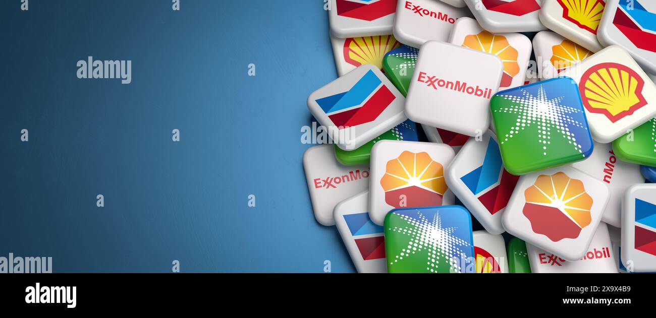 Logo delle cinque maggiori compagnie petrolifere Saudi Aramco, ExxonMobil, Chevron, Shell, PetroChina su un cumulo di un tavolo. Formato banner Web con spazio di copia Foto Stock