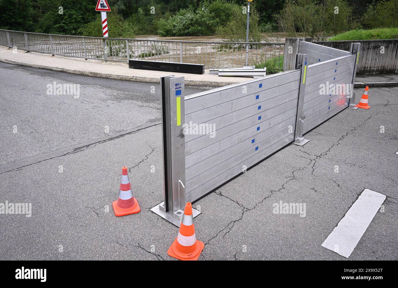 Rottenburg Kreis Tuebingen 03.06.2024 Zum Teil sind an der Neckarbruecke / Wachendorfer Strasse in Bieringen die Hochwasserschutzwaende schon aufgebaut. *** Rottenburg Distretto di Tuebingen 03 06 2024 le mura di protezione dalle inondazioni sul ponte Wachendorfer Strasse sul Neckar a Bieringen sono già state parzialmente erette Foto Stock