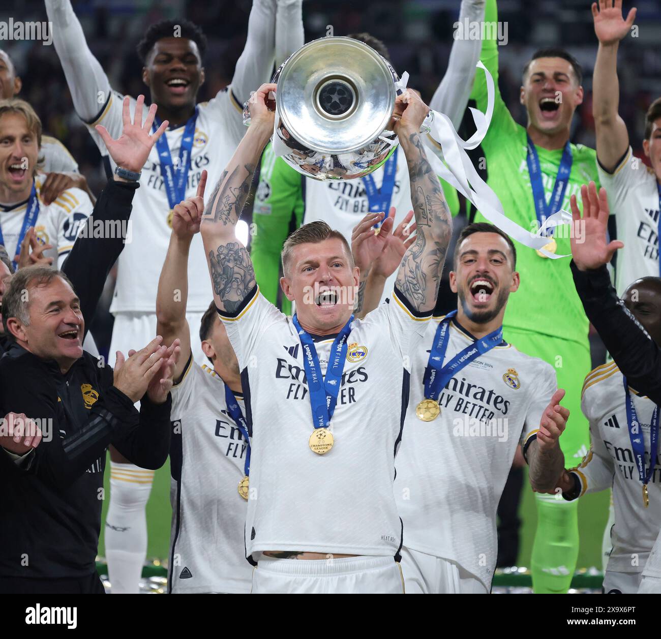 Firo : 01.06.2024, calcio, UEFA CHAMPIONS LEAGUE, stagione 2023/2024, UCL, CL, finale, finale, BVB, Borussia Dortmund - Real Madrid 0:2 il Real Madrid è vincitore della Champions League 2024 cerimonia di premiazione Trofeo presentazione Toni Kroos Jubilation festeggia con il trofeo di coppa Foto Stock