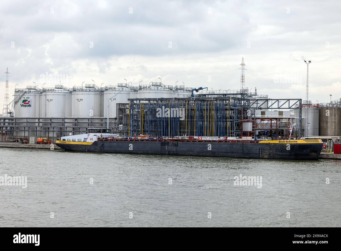 Una chiatta ormeggiata nel porto di Anversa, nelle Fiandre, in Belgio Foto Stock