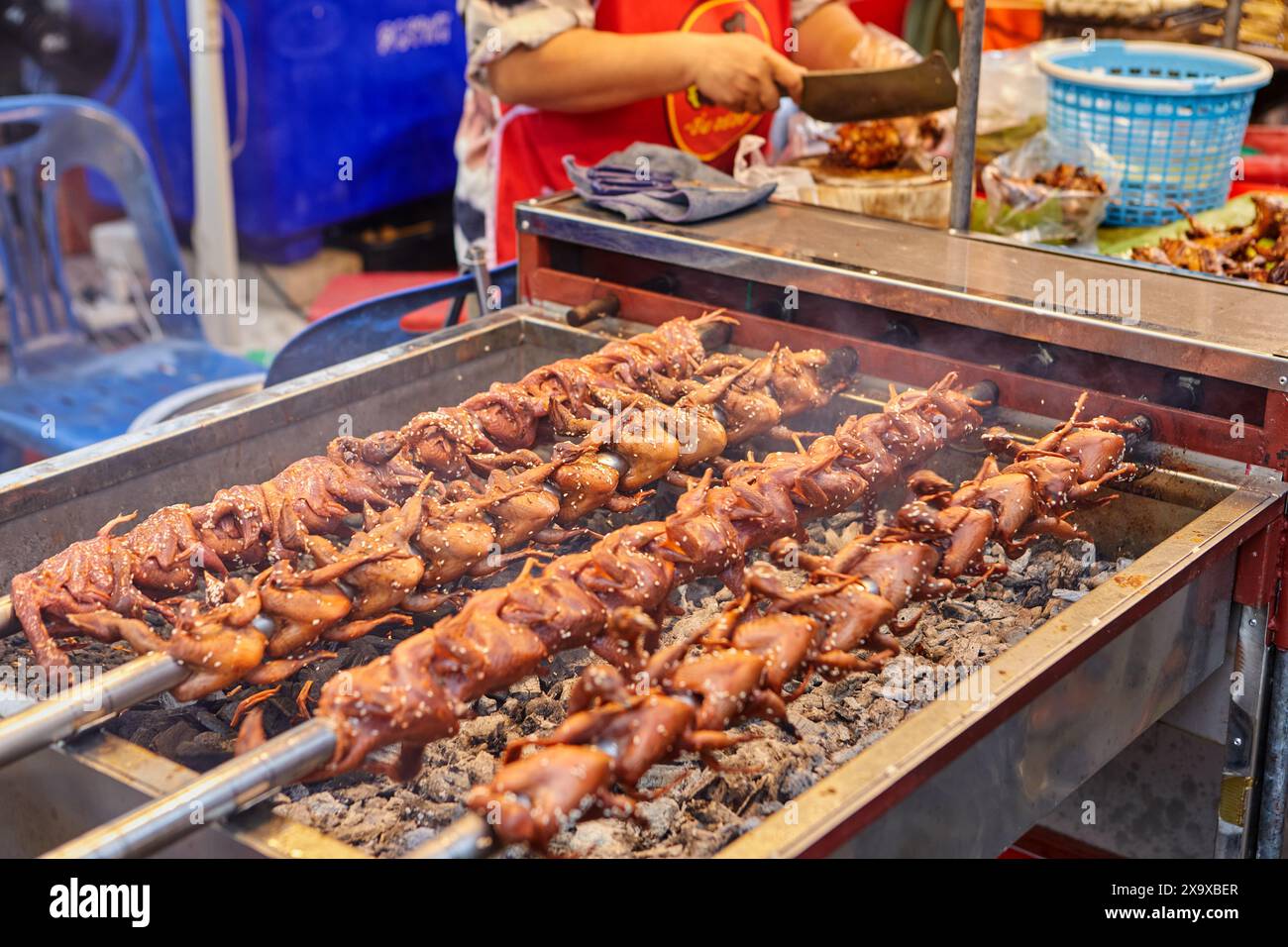 Quaglie che girano sulla griglia al cibo di strada Foto Stock