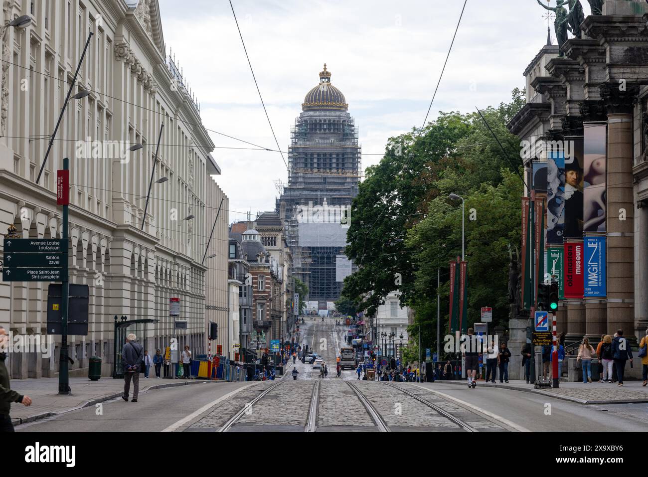 Rue de la Régence e il Palais de Justice di Bruxelles, la capitale belga Foto Stock
